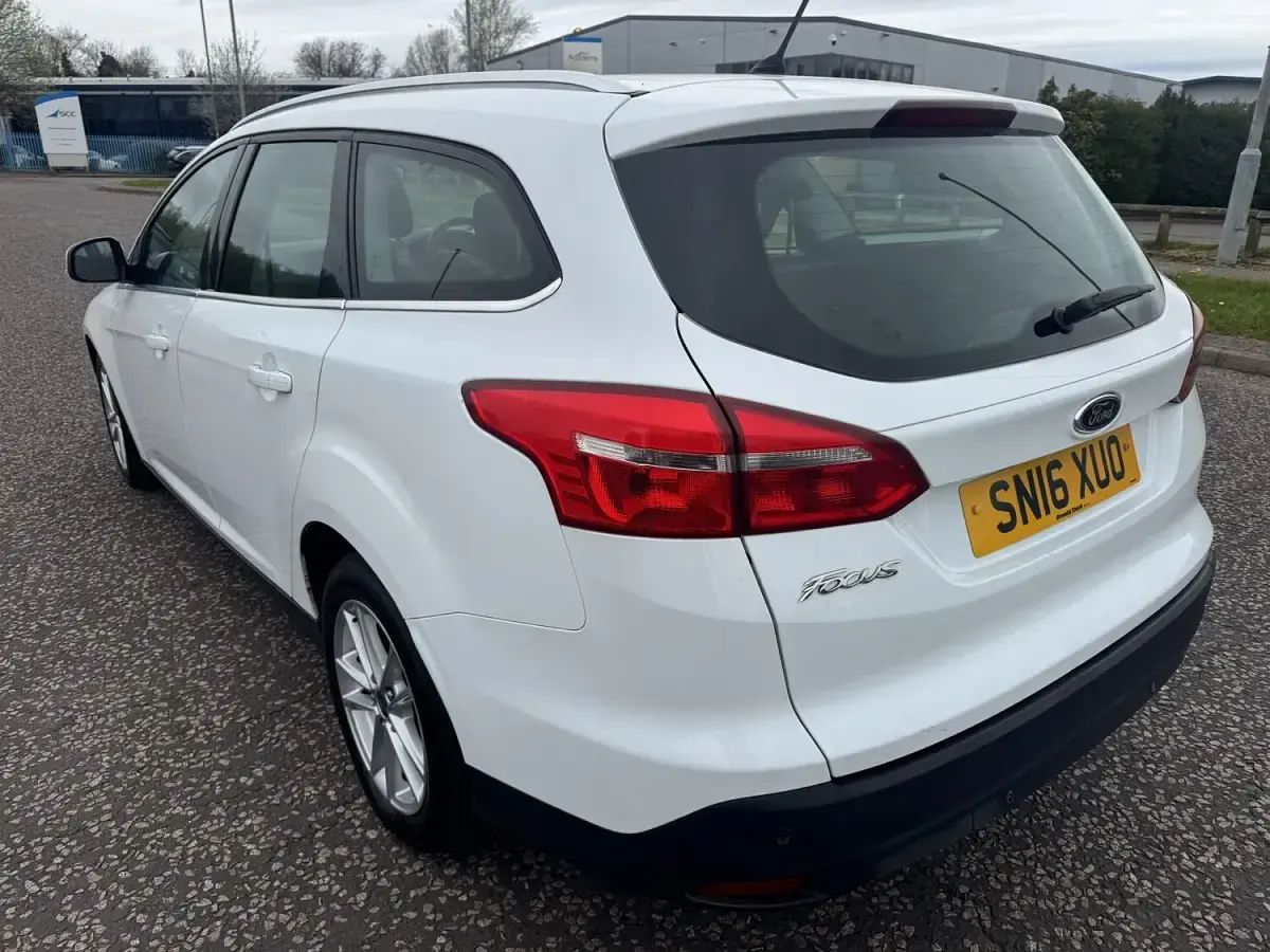 Used Ford Focus Zetec 120 HP (88 kW) 2016 White Estate