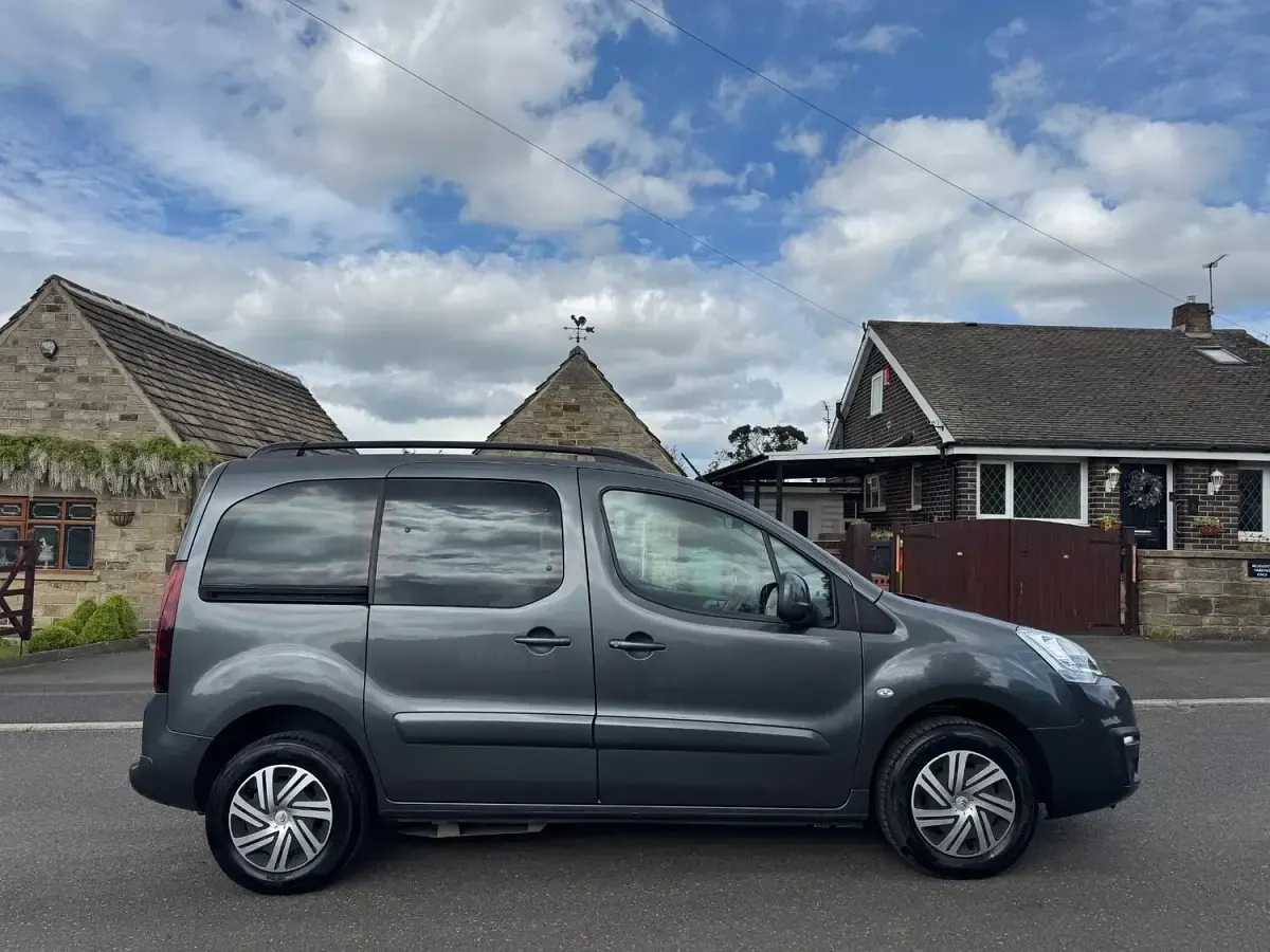 Used Citroën Berlingo Feel 100 HP (73 kW) 2018 Grey MPV