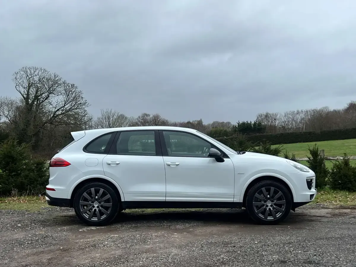 Used Porsche Cayenne 262 HP (192 kW) 2016 White SUV