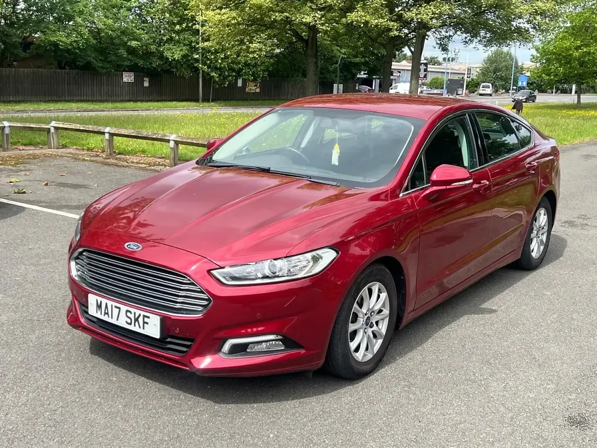 Used Ford Mondeo Zetec 120 HP (88 kW) 2017 Red Hatchback