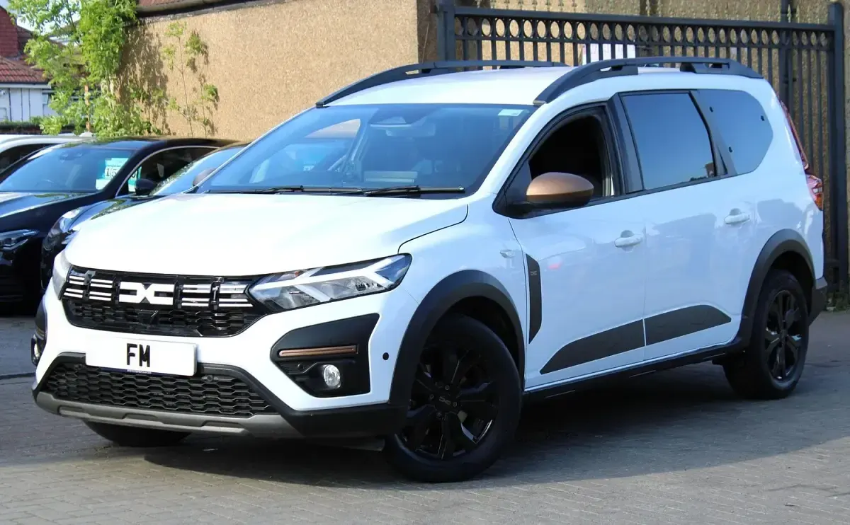 Usado Dacia Jogger Extreme 141 HP (103 kW) 2025 Branco Monovolume