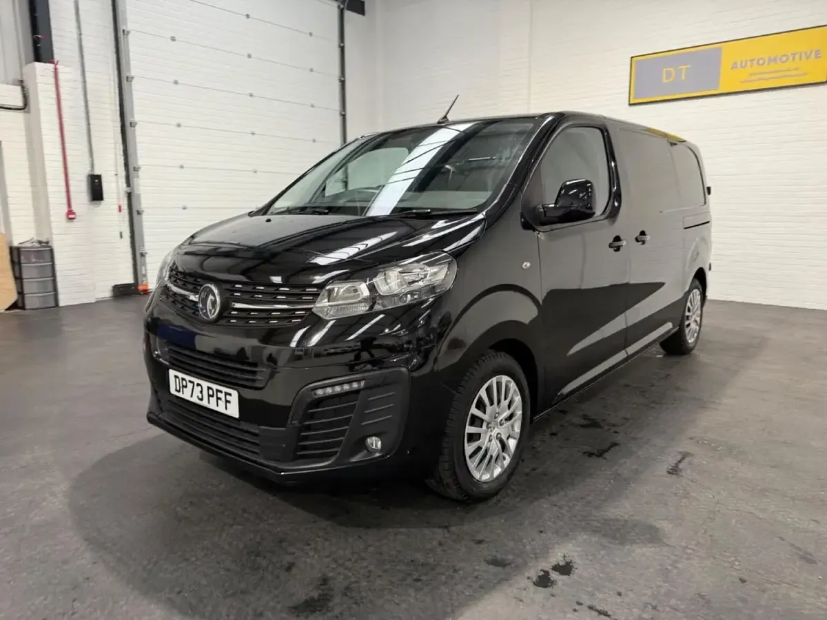 Second-hand Vauxhall Vivaro S 120 CP (88 kW) 2024 Negru Monovolum