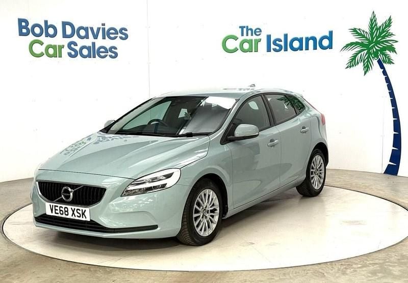 Used Volvo V40 Momentum 120 HP (88 kW) 2019 Blue Hatchback