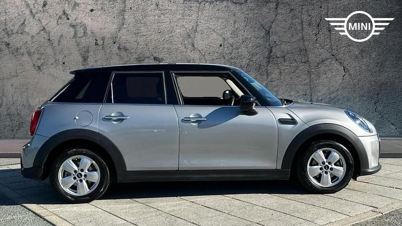 Begagnad Mini Cooper Classic 134 HK (98 kW) 2023 Silver Halvkombi