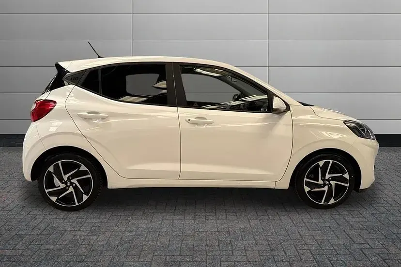 Used Hyundai i10 Premium 83 HP (61 kW) 2020 White Hatchback
