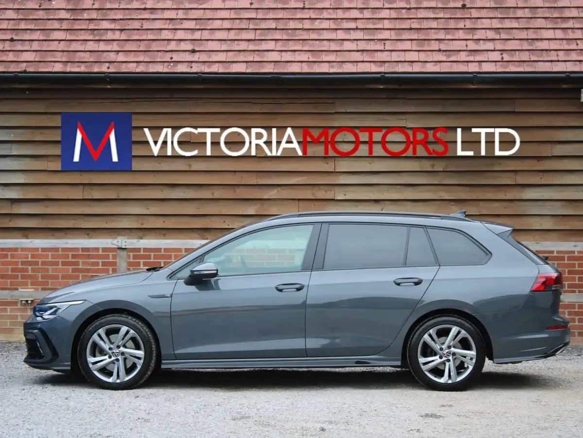 Begagnad VW Golf VIII R-line 2022 Grå Kombi