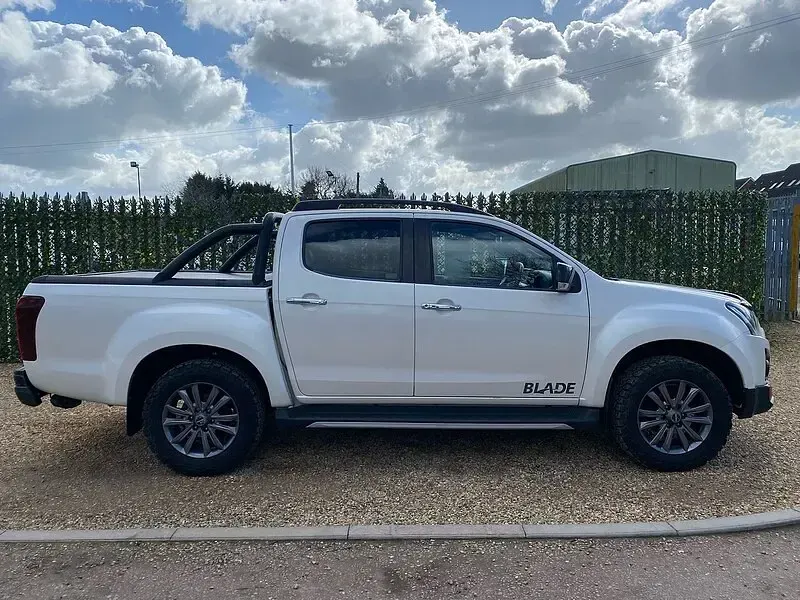 Used Isuzu Pick up 164 HP (120 kW) 2019 White Pickup