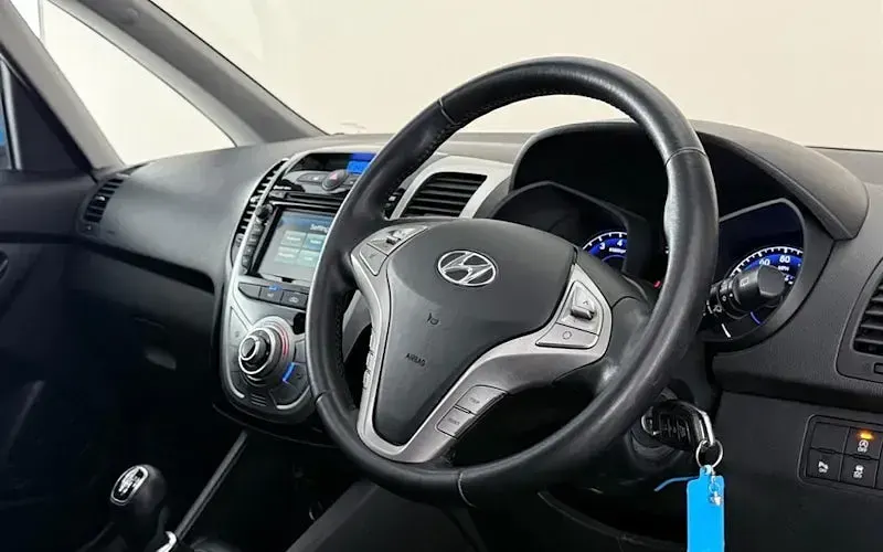 Used Hyundai ix20 Premium 90 HP (66 kW) 2017 Blue Hatchback