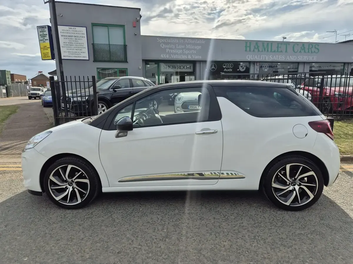 Used DS Automobiles DS3 Connected Chic 108 HP (79 kW) 2018 White Hatchback
