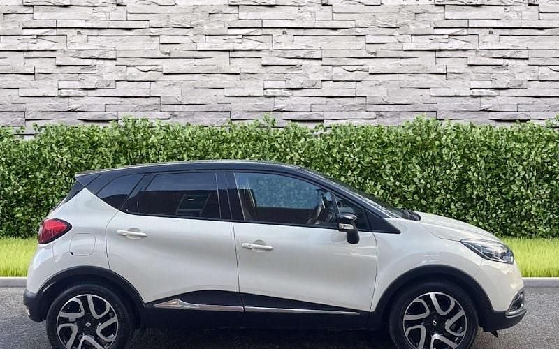 Used Renault Captur Dynamique 90 HP (66 kW) 2015 Cream and black SUV