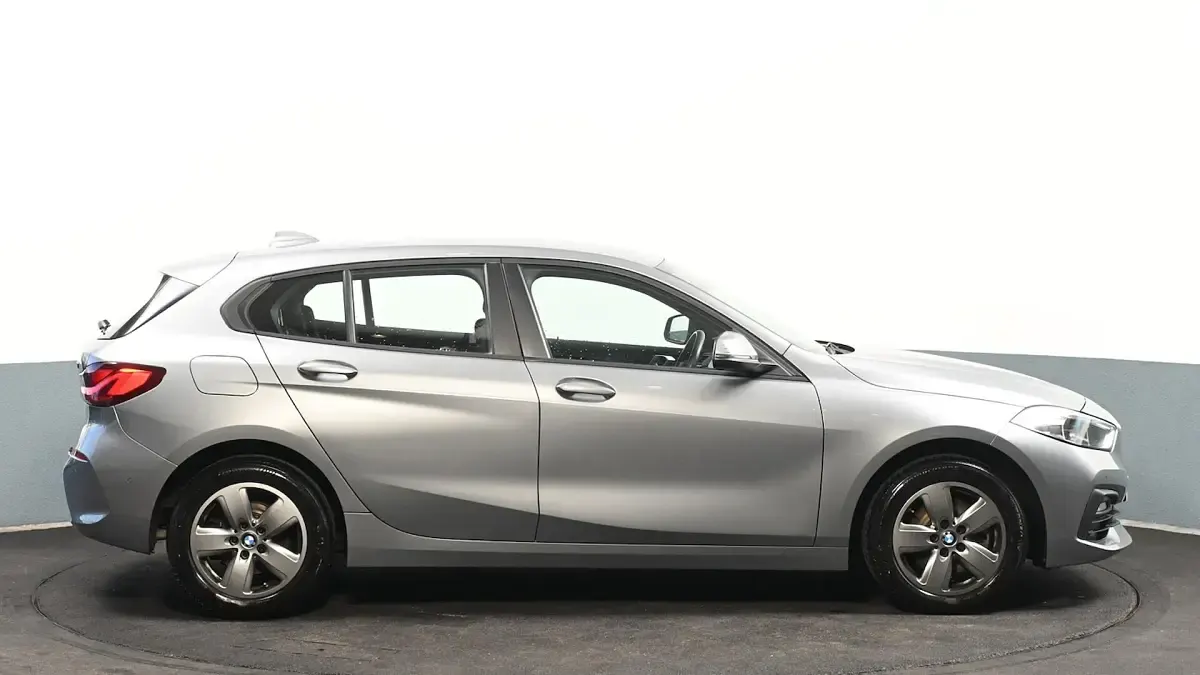 Usado BMW 118 Sport Line 134 CV (98 kW) 2023 Gris Utilitario