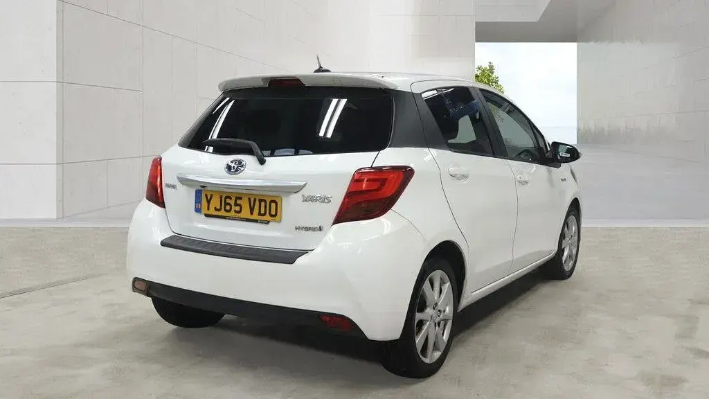 Used Toyota Yaris Sport 100 HP (73 kW) 2015 White Hatchback