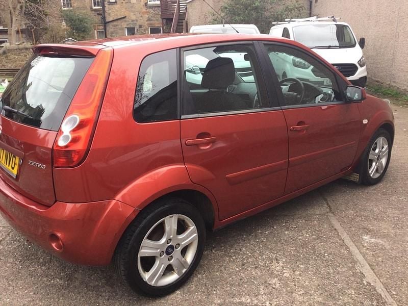 Used Ford Fiesta Zetec 79 HP (58 kW) 2007 Red Hatchback
