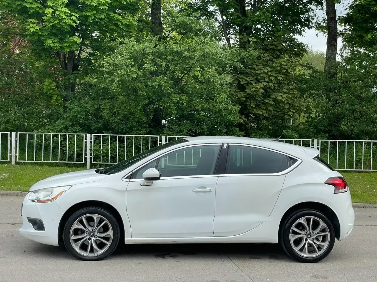 Begagnad Citroën DS4 2012 Vit Halvkombi