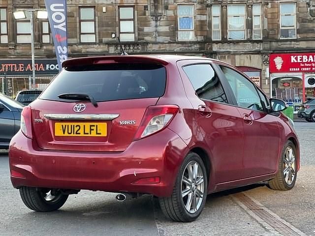 Begagnad Toyota Yaris SR 101 HK (74 kW) 2012 Röd Halvkombi