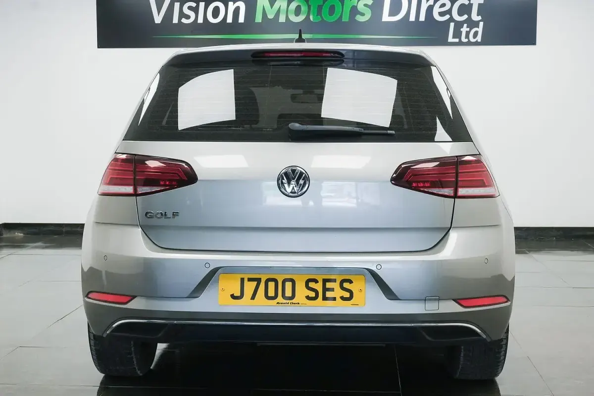 Used VW Golf VII SE 115 HP (84 kW) 2018 Silver Hatchback