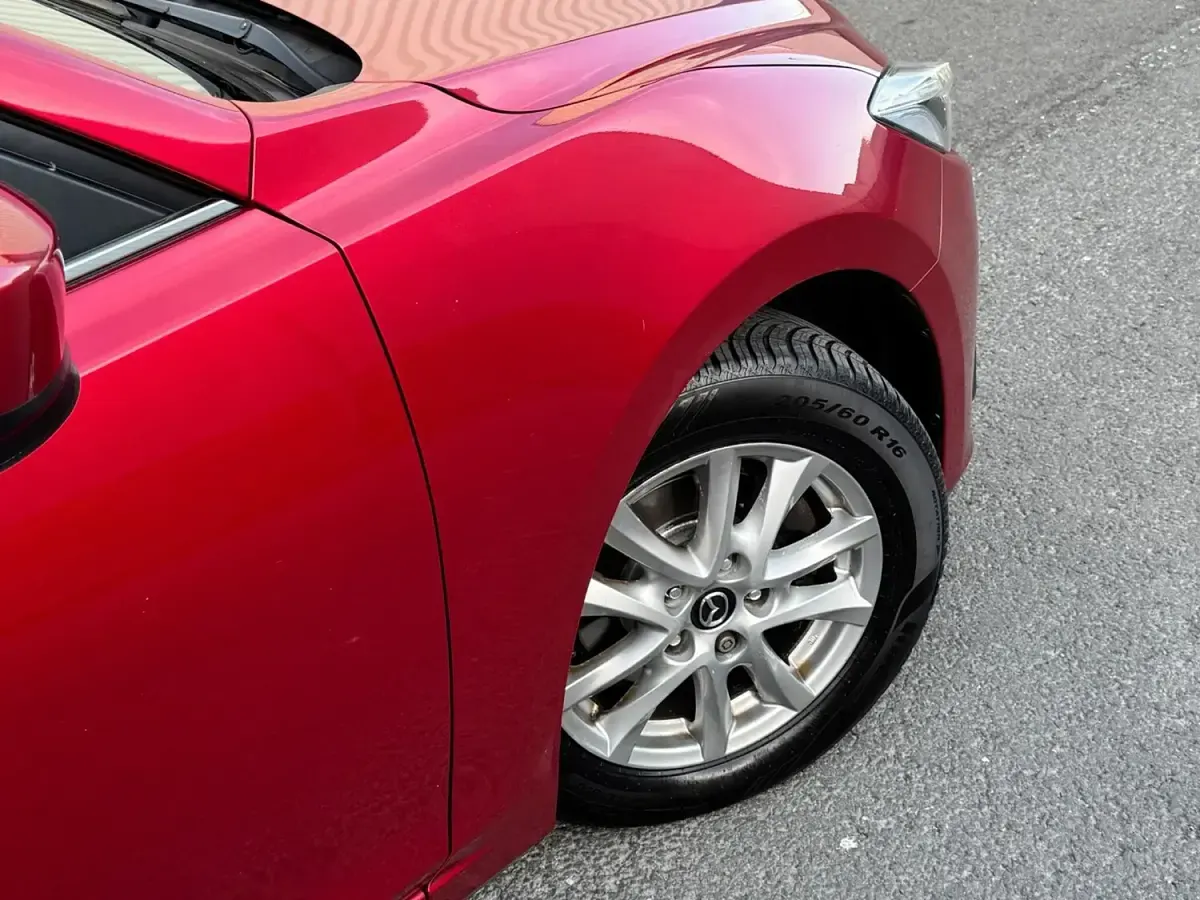 Used Mazda 3 118 HP (86 kW) 2015 Red Hatchback