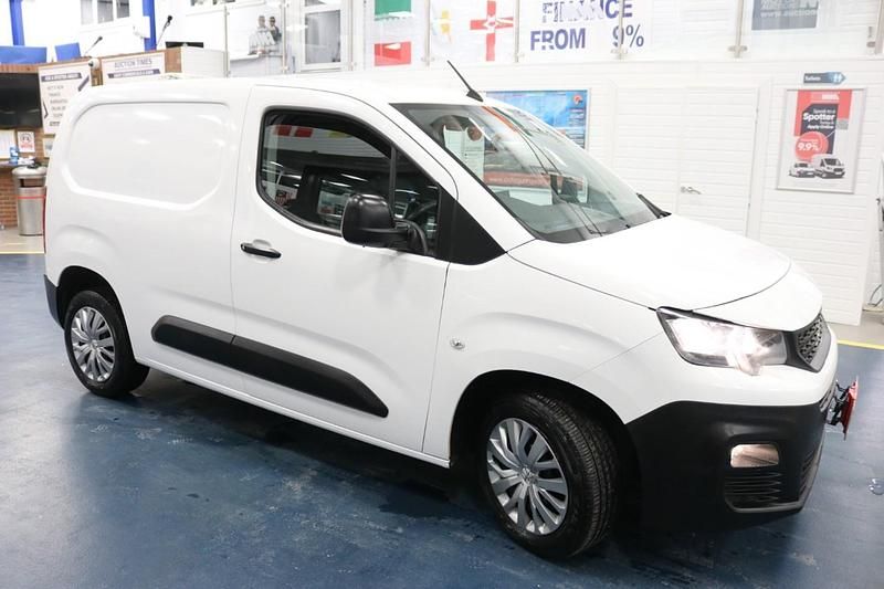 Used Peugeot Partner 100 HP (73 kW) 2019 White MPV