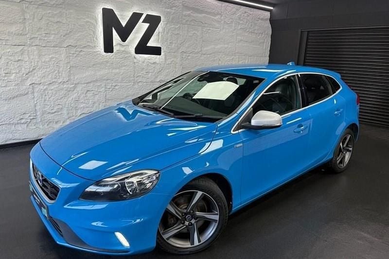 Used Volvo V40 R-Design 122 HP (89 kW) 2015 Blue Hatchback