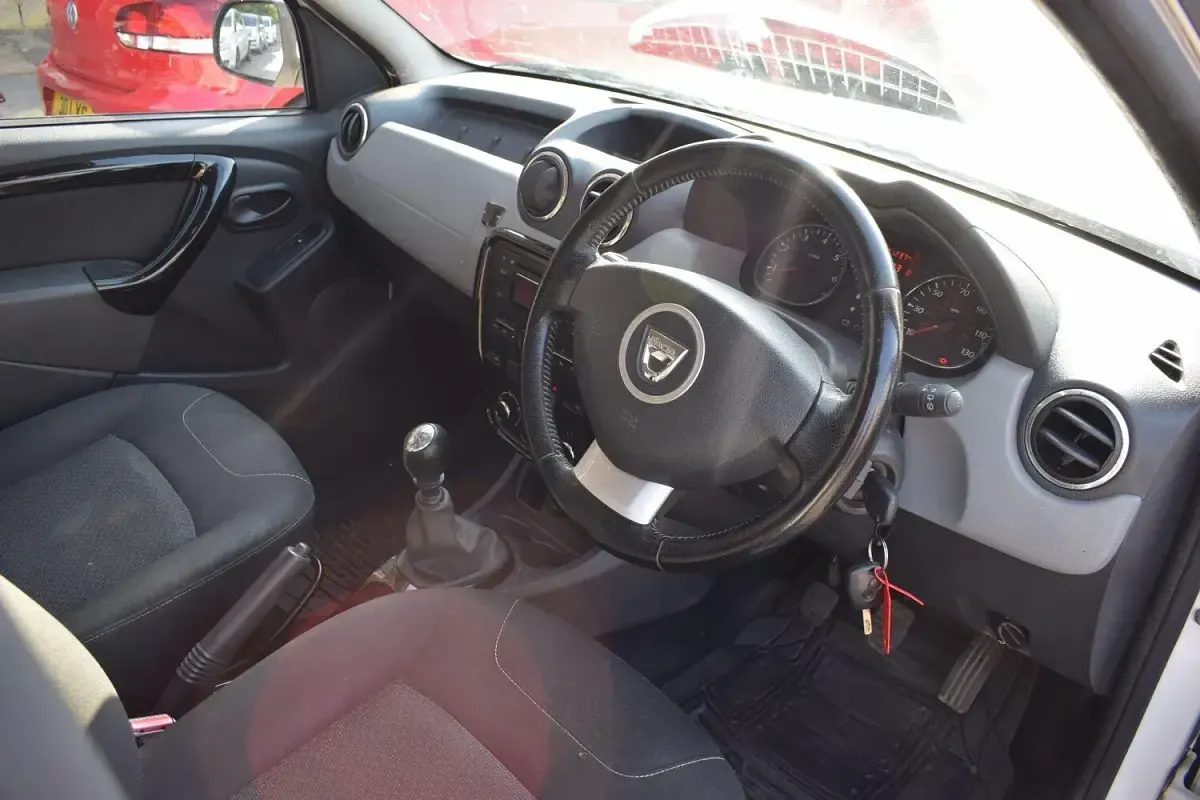 Used Dacia Duster Lauréate 110 HP (80 kW) 2013 White SUV