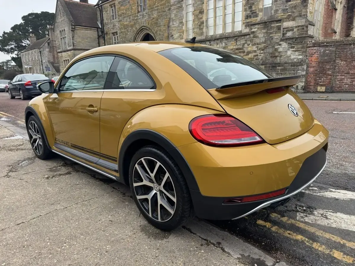 Used VW Beetle Dune 105 HP (77 kW) 2018 Yellow Hatchback