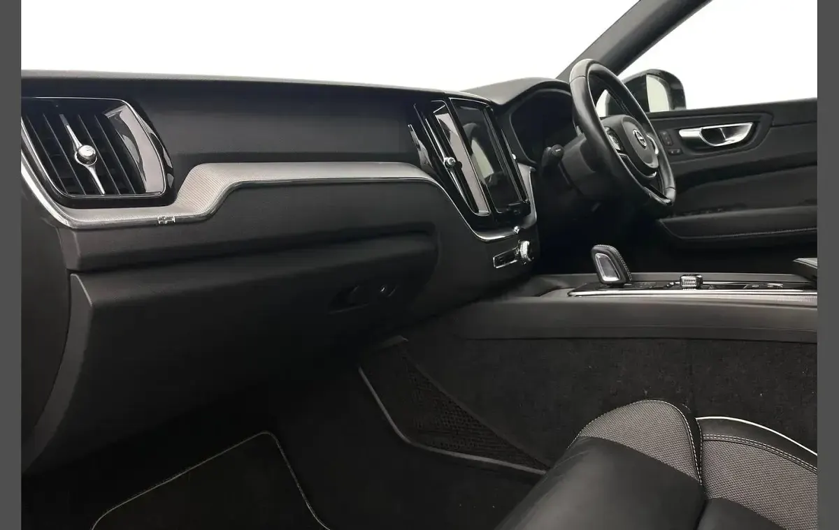 Used Volvo XC60 R-Design 194 HP (142 kW) 2021 White SUV