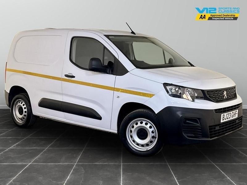 White Used 2023 Peugeot Partner Premium MPV | £10,395 (Super price) - Image 1/2