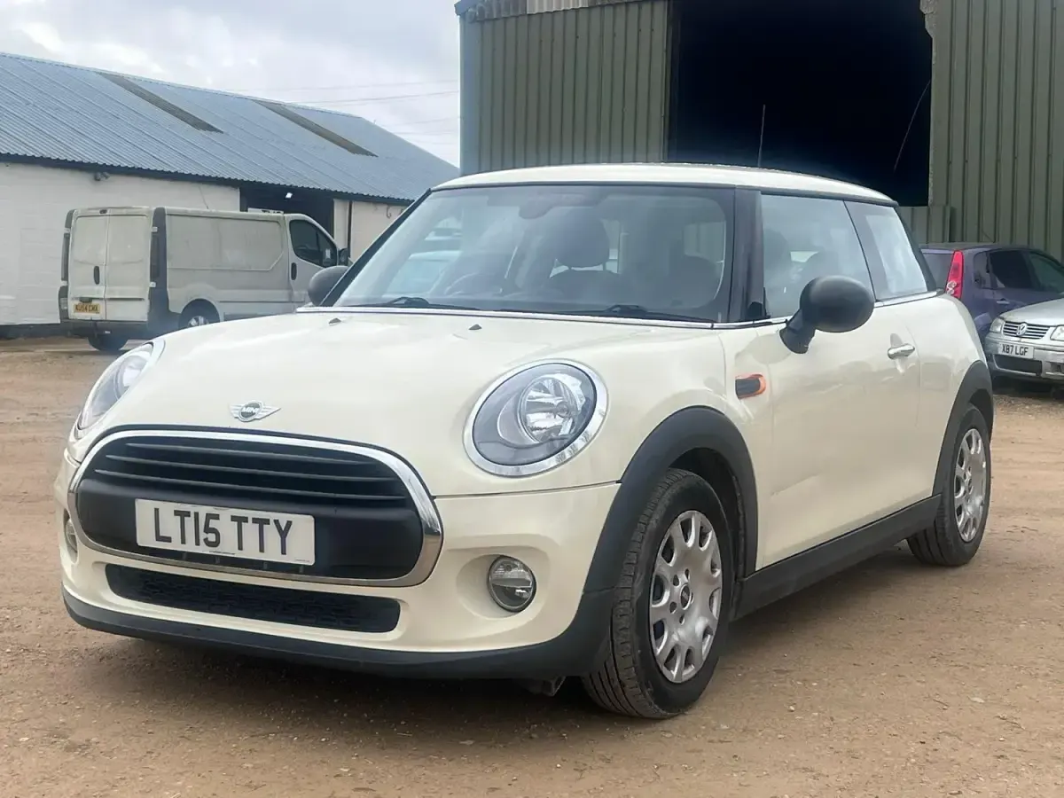 Begagnad Mini ONE Hatch 102 HK (75 kW) 2015 Vit Halvkombi
