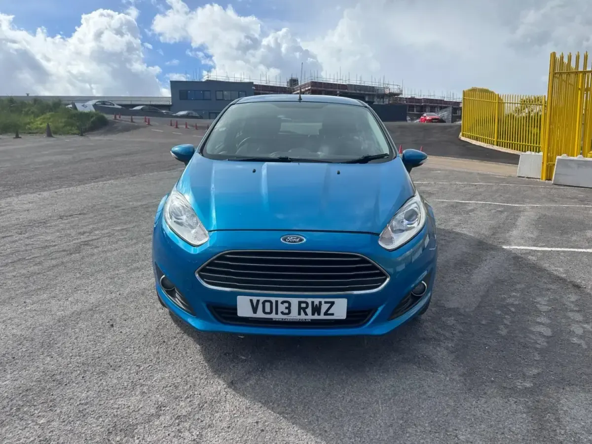 Begagnad Ford Fiesta Zetec 2013 Blå Halvkombi