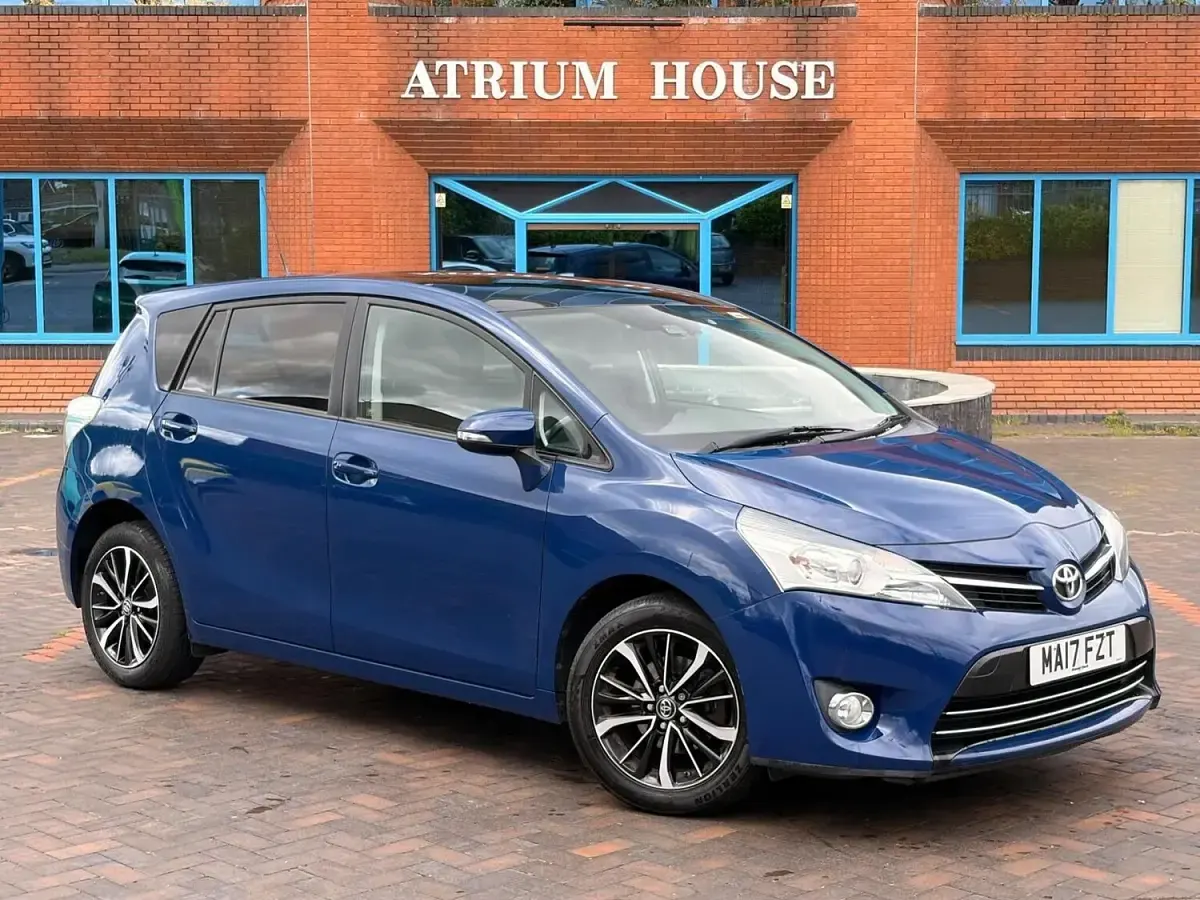 Used Toyota Verso Design 132 HP (97 kW) 2017 Blue MPV