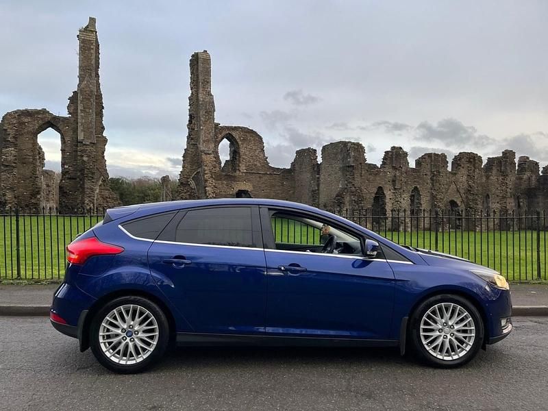 Used Ford Focus Zetec 120 HP (88 kW) 2015 Blue Hatchback