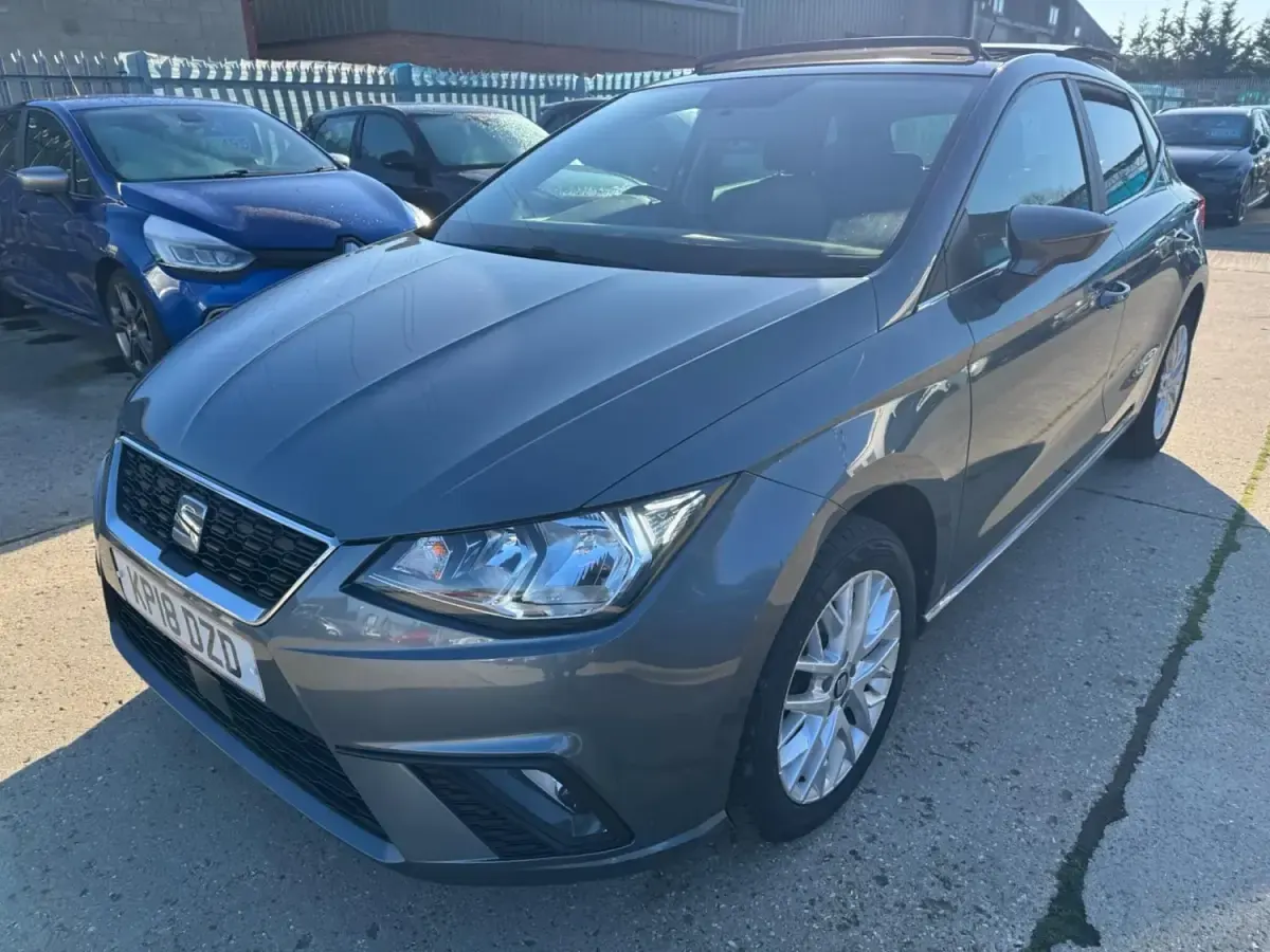 Usado Seat Ibiza Design 75 CV (55 kW) 2018 Gris Utilitario