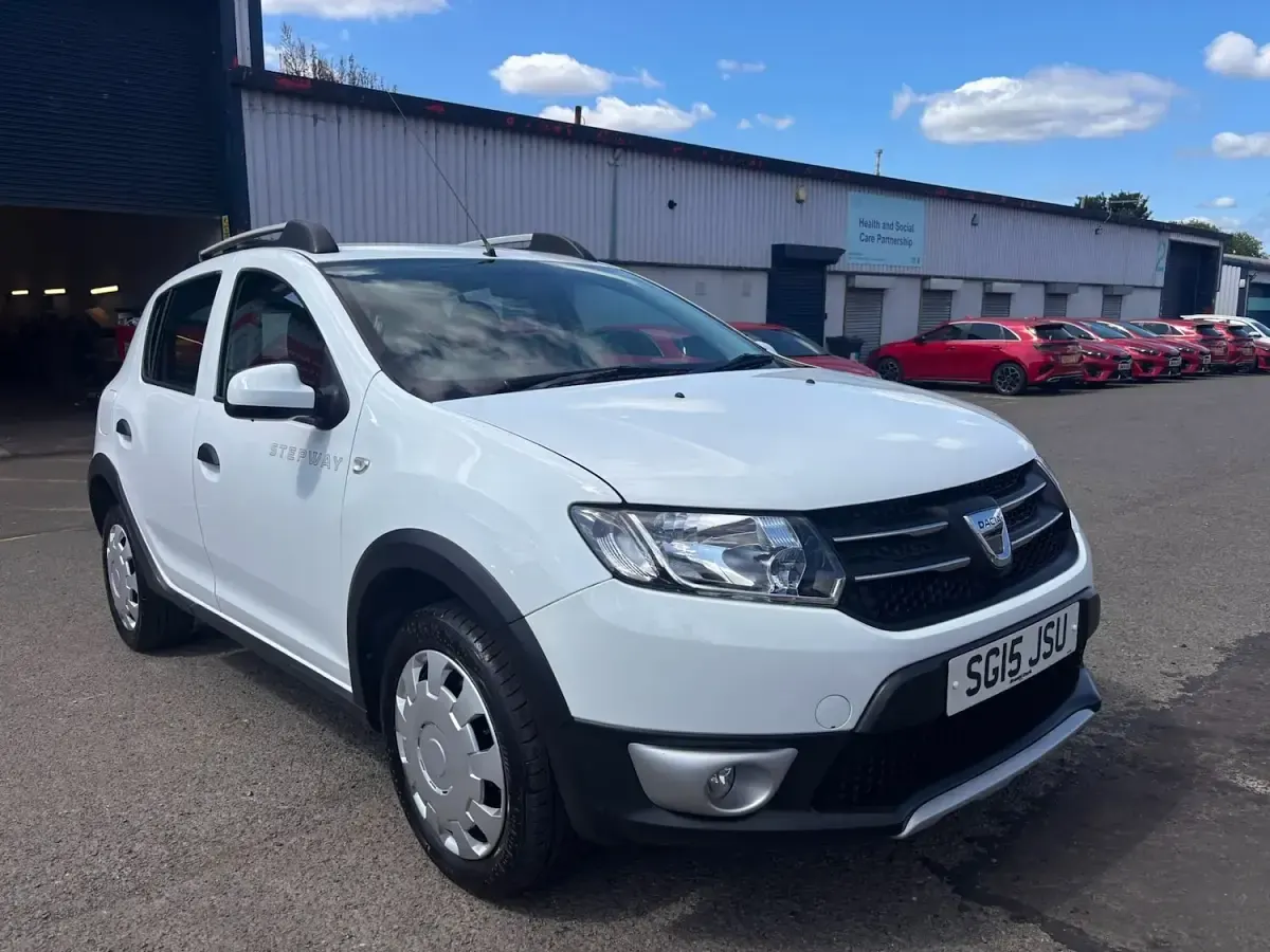 Used Dacia Sandero Lauréate 90 HP (66 kW) 2015 White Hatchback