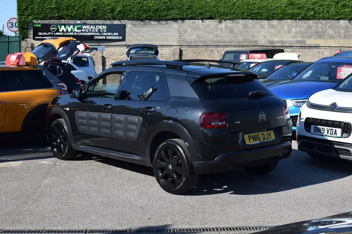 Used Citroën C4 Cactus Flair 100 HP (73 kW) 2016 Black Hatchback