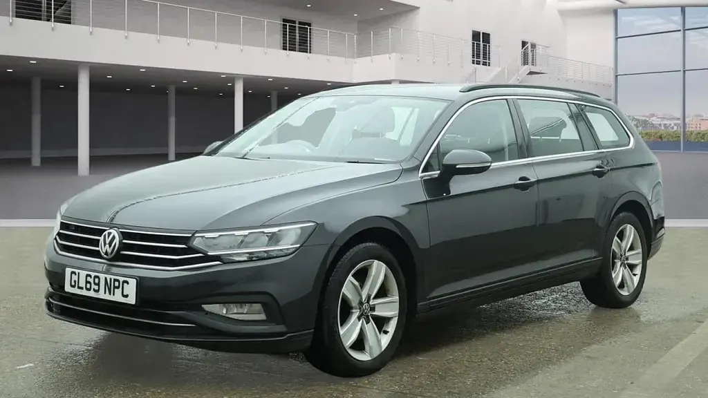 Used VW Passat SE 150 HP (110 kW) 2020 Maganese grey Estate
