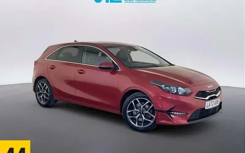 Usado Kia Ceed 160 HP (117 kW) 2023 Vermelho Citadino