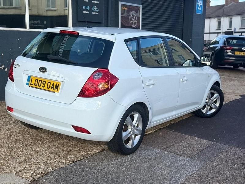 Used Kia Ceed 2009 White Hatchback