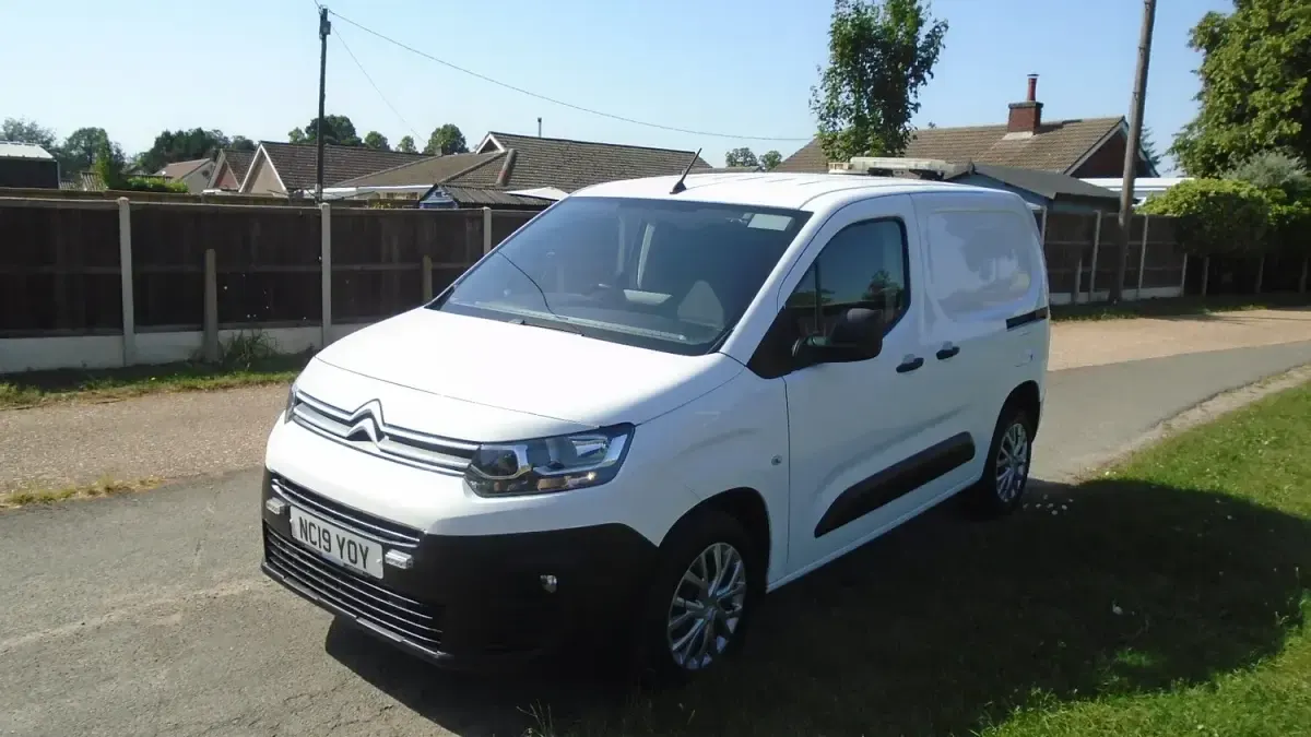 Used Citroën Berlingo Start 100 HP (73 kW) 2019 White MPV