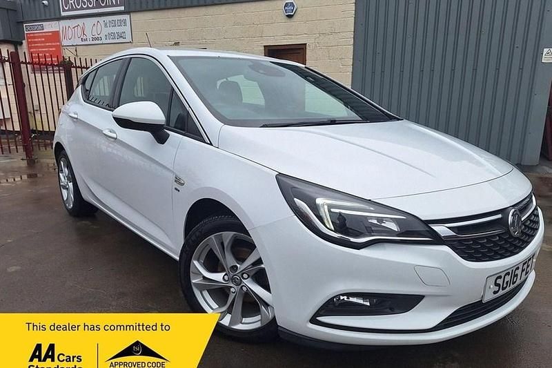 Used Vauxhall Astra SRi 150 HP (110 kW) 2016 White Hatchback