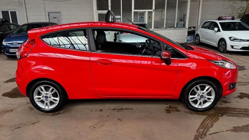Used Ford Fiesta Zetec 82 HP (60 kW) 2014 Red Hatchback