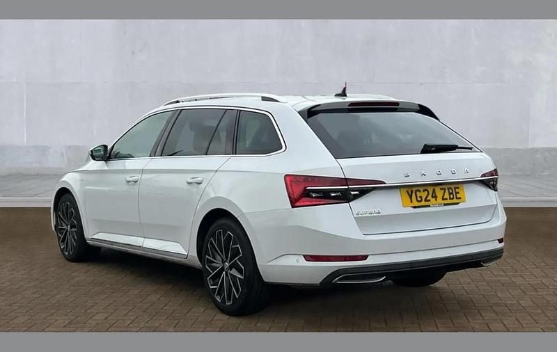 Used Skoda Superb LAURIN & KLEMENT 200 HP (147 kW) 2024 White  Estate