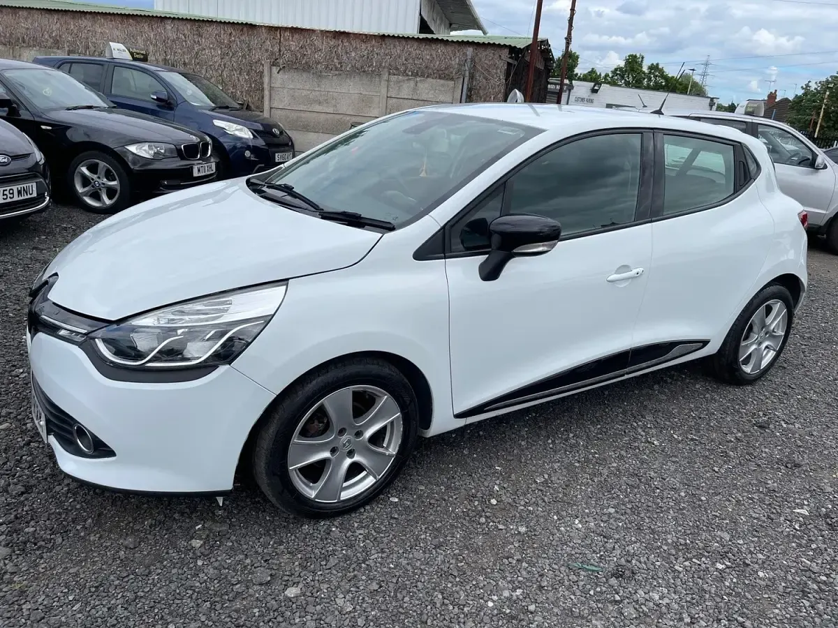 Used Renault Clio Dynamique 90 HP (66 kW) 2013 White Hatchback