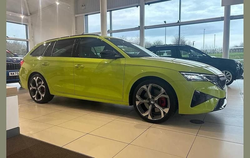 Used Skoda Octavia vRS 261 HP (191 kW) 2024 Hyper green Estate