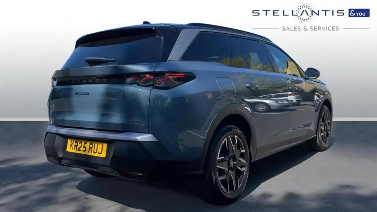Usado Peugeot 5008 GT 134 HP (98 kW) 2025 Azul SUV