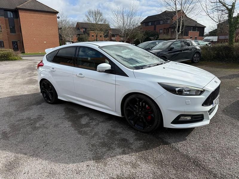 Used Ford Focus ST 185 HP (136 kW) 2017 White Hatchback