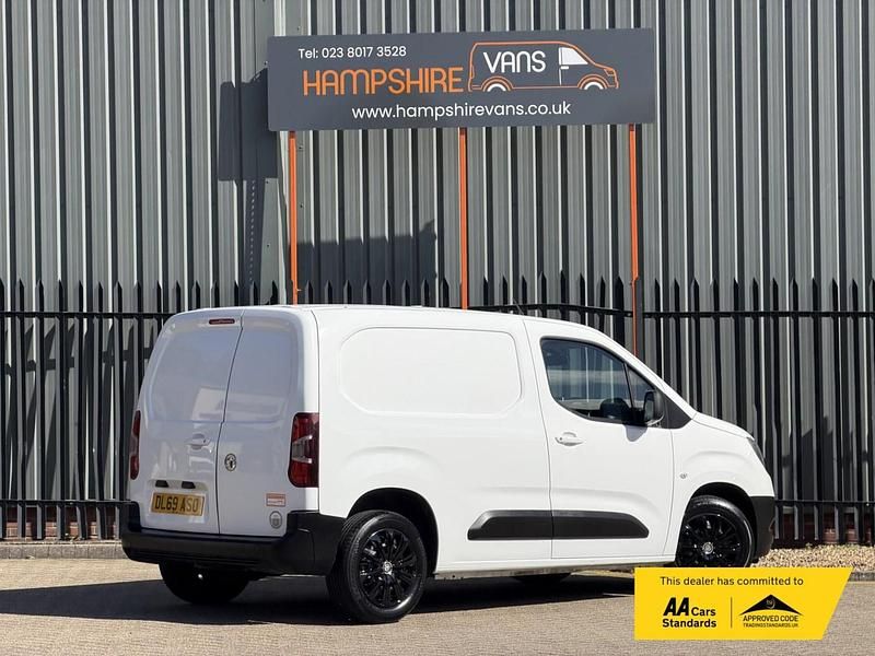 Used Vauxhall Combo Edition 130 HP (95 kW) 2019 White MPV