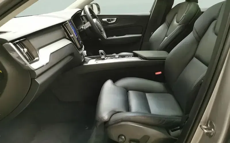 Second-hand Volvo XC60 Plus 349 CP (256 kW) 2023 Argintiu SUV