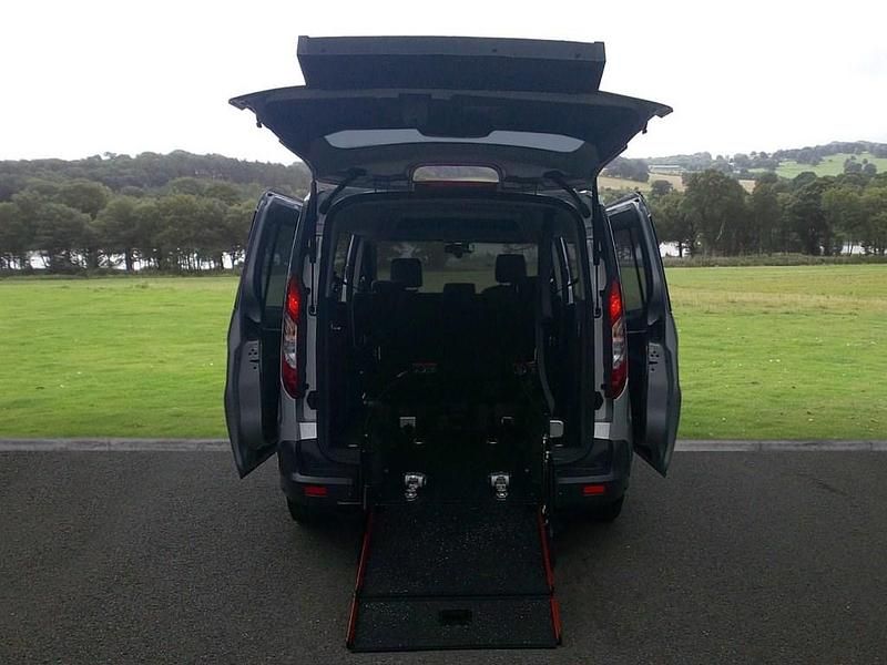 Used Ford Grand Tourneo Connect Zetec 100 HP (73 kW) 2018 Silver MPV