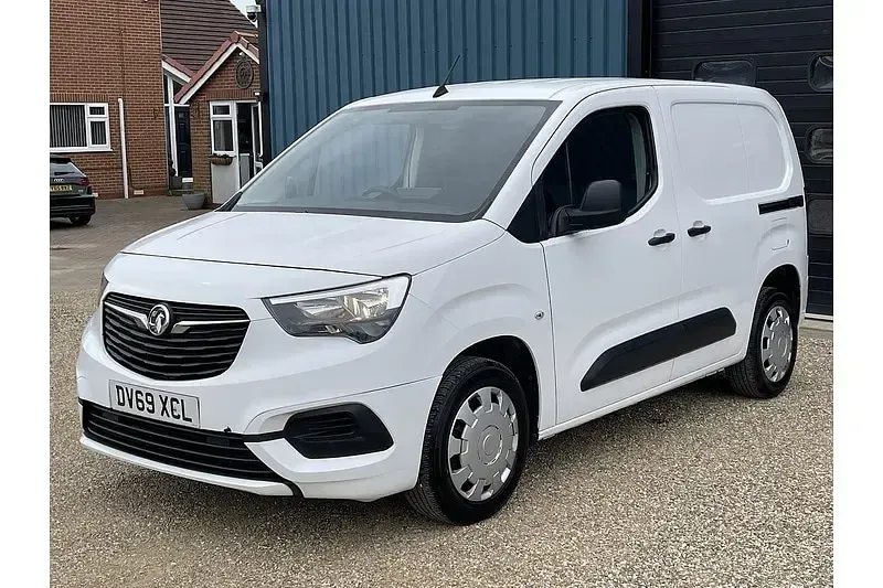Begagnad Vauxhall Combo Sportive 100 HK (73 kW) 2019 Vit Minibuss