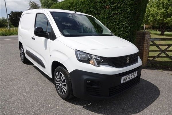 White Used 2022 Peugeot Partner Premium MPV | £13,188 (Expensive) - Image 1/1